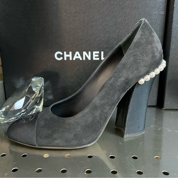 Chanel Black Suede CC Pumps with Pearl-Trim - Picture 5 of 6